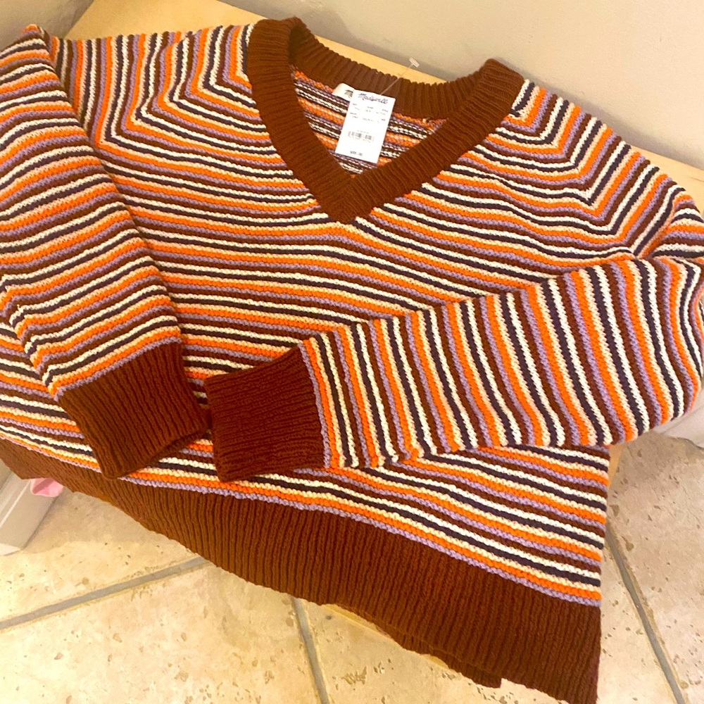 Madewell v neck sweater with tags.
